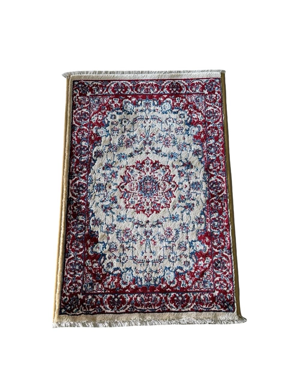 Size 60 x 40 cm Machine Made